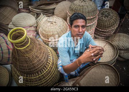 Barishal, Barishal, Bangladesch. Oktober 2021. Handwerker posiert während ihrer Geschäftszeit an einem wöchentlichen Geschäftstag, der als „Hut“ Barishal, Bangladesch, bezeichnet wird, für ein Foto. (Bild: © Mustasinur Rahman Alvi/ZUMA Press Wire) Stockfoto