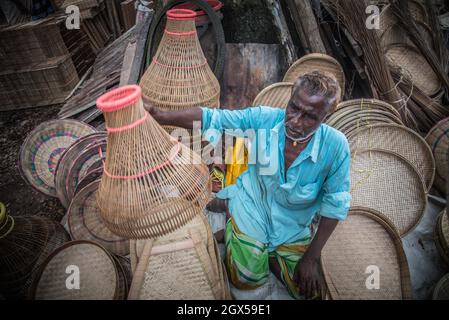 Barishal, Barishal, Bangladesch. Oktober 2021. Handwerker posiert während ihrer Geschäftszeit an einem wöchentlichen Geschäftstag, der als „Hut“ Barishal, Bangladesch, bezeichnet wird, für ein Foto. (Bild: © Mustasinur Rahman Alvi/ZUMA Press Wire) Stockfoto