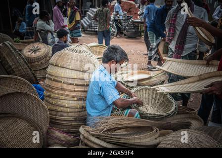 Barishal, Barishal, Bangladesch. Oktober 2021. Handwerker posiert während ihrer Geschäftszeit an einem wöchentlichen Geschäftstag, der als „Hut“ Barishal, Bangladesch, bezeichnet wird, für ein Foto. (Bild: © Mustasinur Rahman Alvi/ZUMA Press Wire) Stockfoto