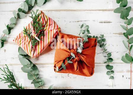 Umweltfreundliche wiederverwendbare Stoff Paket furoshiki Stockfoto