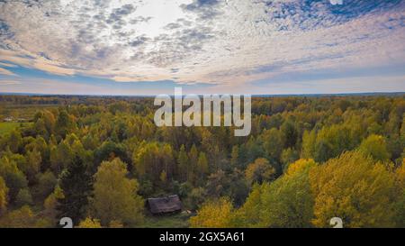 Altes Haus, umgeben von Herbstbäumen Stockfoto