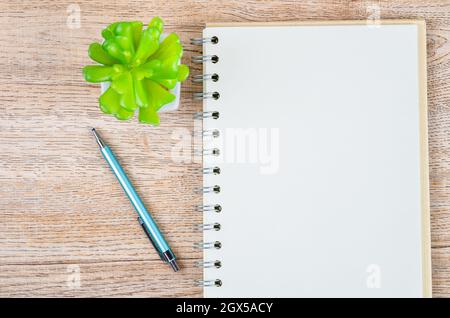 Öffnen Sie das Buch mit leeren Seiten und Stift für Ihren Text oder Ihre Nachricht. Stockfoto