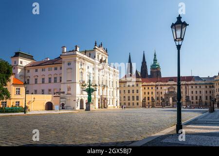 Erzbischöflicher Palast auf dem Hradcany Platz und Haupteingang zum ersten Innenhof der Prager Burg, Prag, Tschechische Republik Stockfoto