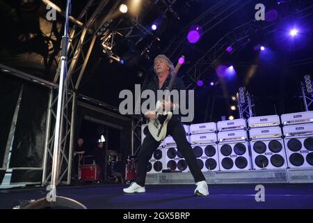 Ayr, Ayrshire, Schottland, Großbritannien. Status Quo treten auf der Rennbahn Ayr als Teil eines Festivals auf, um das Leben und die Werke des schottischen Dichters Robert Burns mit dem Namen „Burns an A That“ zu feiern 24. Mai 2008 Stockfoto