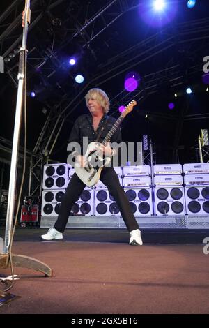 Ayr, Ayrshire, Schottland, Großbritannien. Status Quo treten auf der Rennbahn Ayr als Teil eines Festivals auf, um das Leben und die Werke des schottischen Dichters Robert Burns mit dem Namen „Burns an A That“ zu feiern 24. Mai 2008 Stockfoto