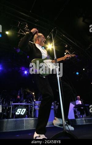 Ayr, Ayrshire, Schottland, Großbritannien. Status Quo treten auf der Rennbahn Ayr als Teil eines Festivals auf, um das Leben und die Werke des schottischen Dichters Robert Burns mit dem Namen „Burns an A That“ zu feiern 24. Mai 2008 Stockfoto