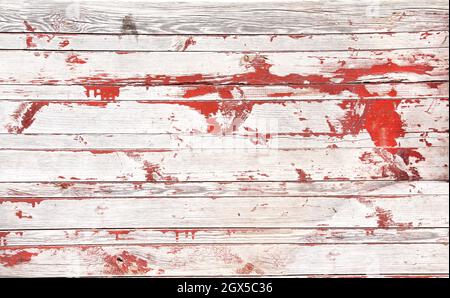Horizontale oder vertikale Textur von alten Holzplanken von hellgrauer Farbe mit roter Farbe gemalt Stockfoto