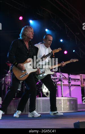 Ayr, Ayrshire, Schottland, Großbritannien. Status Quo treten auf der Rennbahn Ayr als Teil eines Festivals auf, um das Leben und die Werke des schottischen Dichters Robert Burns mit dem Namen „Burns an A That“ zu feiern 24. Mai 2008 Stockfoto