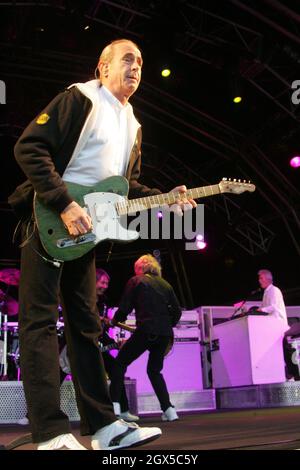 Ayr, Ayrshire, Schottland, Großbritannien. Status Quo treten auf der Rennbahn Ayr als Teil eines Festivals auf, um das Leben und die Werke des schottischen Dichters Robert Burns mit dem Namen „Burns an A That“ zu feiern 24. Mai 2008 Stockfoto