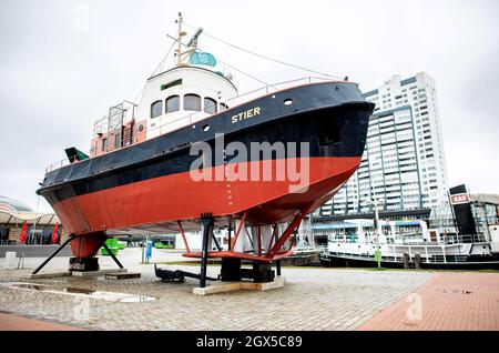 Bremerhaven, Deutschland. April 2021. Auf einem Platz vor dem Deutschen Schifffahrtsmuseum an der Weser steht der historische Hafenschlepper Stier, der 1954 an der Jadewerft in Wilhelmshaven errichtet wurde. Quelle: Hauke-Christian Dittrich/dpa/Alamy Live News Stockfoto