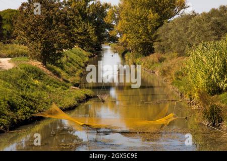 Im Herbst wurden in einem Flusskanal Fischernetze installiert Stockfoto