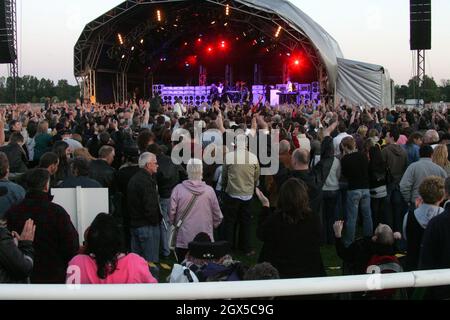 Ayr, Ayrshire, Schottland, Großbritannien. Status Quo treten auf der Rennbahn Ayr als Teil eines Festivals auf, um das Leben und die Werke des schottischen Dichters Robert Burns mit dem Namen „Burns an A That“ zu feiern 24. Mai 2008 Stockfoto