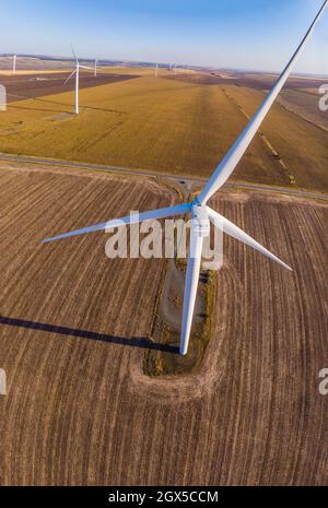 Luftaufnahme Dronen aus der Nähe einer Windmühle Stockfoto