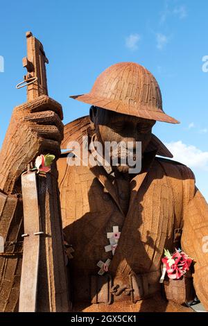 Tommy (Eleven 'O' One), kortenne Stahlstatue eines Soldaten aus dem Ersten Weltkrieg von Ray Lonsdale, Seaham war Memorial, Terrace Green, Seaham, Co. Durham, VEREINIGTES KÖNIGREICH Stockfoto