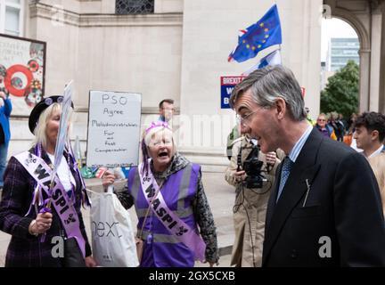 Manchester, Großbritannien. Oktober 2021. Jacob Rees-Mogg verfährt aus dem Midland Hotel falsch und wird von regierungsfeindlichen Demonstranten konfrontiert, wo er ausgehändigt wird und eine Kopie des neuen Staatsmannes annimmt. Manchester St Peters, Manchester, Großbritannien. Kredit: Gary Roberts/Alamy Live Nachrichten Stockfoto