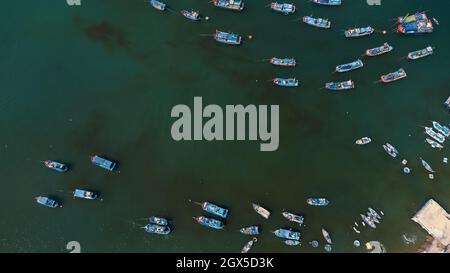 Seewasser verschmutzt mit Kraftstoff aus dem Boot. Ölflecken, die von Schiffen in den Ozean verschüttet wurden. Vietnam, Khanh Hoa, Nha Trang. High-Angle-Ansicht. Antenne Stockfoto