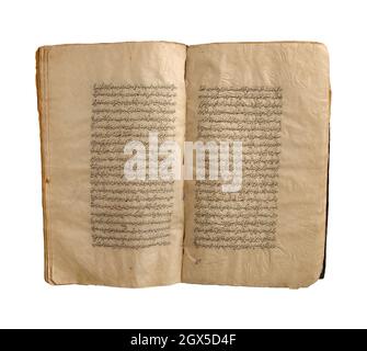 Altes offenes arabisches Buch auf weißem Hintergrund. Alte arabische Manuskripte und Texte Stockfoto