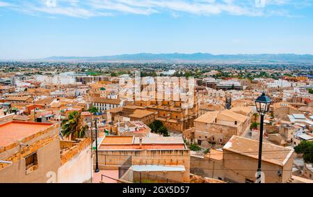 Eine Luftaufnahme der Altstadt von Lorca, in der Region Murcia, Spanien, mit Blick auf die Colegiata de San Patricio im Zentrum, das Kollegium chur Stockfoto