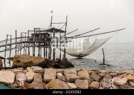 Juni 2021, Abruzzen, Italien. Trabocchi Küste. Blick auf den Trabocco Punta Tufano. Alte Fischmaschine Stockfoto