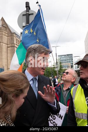 Manchester, Großbritannien. Oktober 2021. Jacob Rees-Mogg verfährt aus dem Midland Hotel falsch und wird von regierungsfeindlichen Demonstranten konfrontiert, wo er ausgehändigt wird und eine Kopie des neuen Staatsmannes annimmt. Manchester St Peters, Manchester, Großbritannien. Kredit: Gary Roberts/Alamy Live Nachrichten Stockfoto