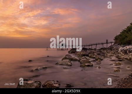 Juni 2021, San Vito Chietino, Abruzzen, Italien. Trabocchi Küste. Blick auf den Turchino Trabocco. Alte Fischmaschine in der Dämmerung Licht mit seidigen se Stockfoto