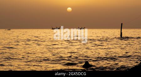 Juni 2021, San Vito Chietino, Abruzzen, Italien. Trabocchi Küste. Fischerboote kehren im Morgengrauen zum Hafen zurück. Stockfoto