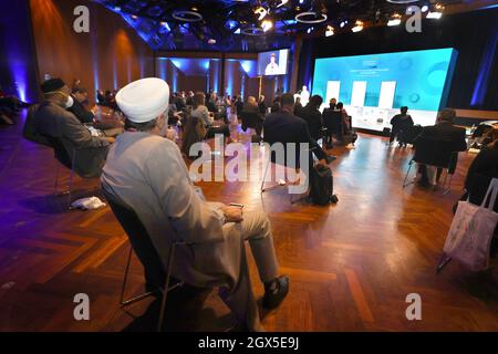 Lindau, Deutschland. Oktober 2021. Mitglieder verschiedener Religionen sitzen bei der Eröffnungszeremonie der "Konferenz des Weltrates der Religionsführer über Glauben und Diplomatie: Generationen im Dialog". Der "Weltrat der Religionsführer" besteht aus 61 Mitgliedern und ist das wichtigste Entscheidungsgremium der Religionen für den Frieden. Nach Angaben der Organisatoren wird sich die Konferenz in diesem Jahr auf Gespräche zwischen den Generationen konzentrieren. Quelle: Karl-Josef Hildenbrand/dpa/Alamy Live News Stockfoto