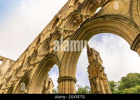 Nahaufnahme der architektonischen Details in den Ruinen der Rievaulx Abbey, einer Zisterzienserabtei in Rievaulx in der Nähe von Helmsley im North York Moors National Park, Großbritannien. Stockfoto