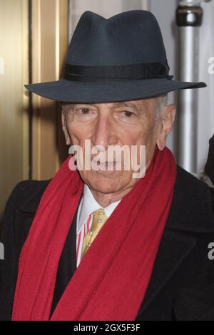 Gay Talese bei der Vorstellung von „Lucky Guy“ am 1. April 2013 im Broadhurst Theatre in New York City. Foto: Henry McGee/MediaPunch Stockfoto