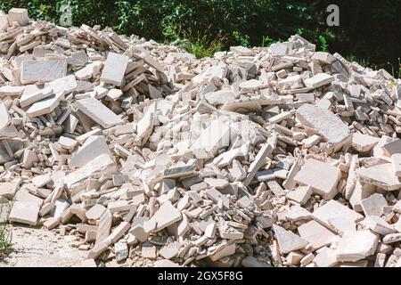 Haufen gebrochener weißer Ziegel. Baumüll Stockfoto
