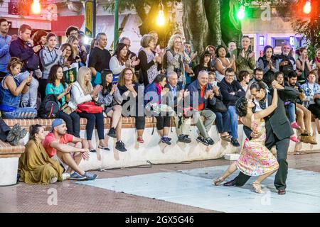 Buenos Aires Argentinien,San Telmo,Plaza Dorrego,Nachttangotänzerinnen tanzen,Mann männlich Frau weibliches Paar Publikum, das hispanische Publikum aufführt, das zuschaut Stockfoto