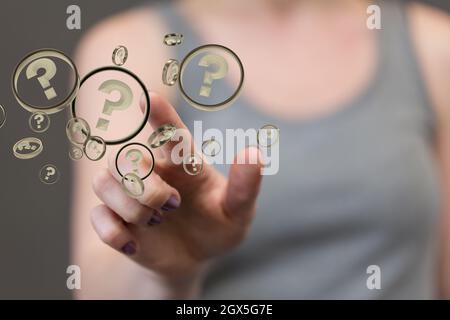 Person, die eine virtuelle 3D-gerenderte Projektion von Fragezeichen präsentiert Stockfoto