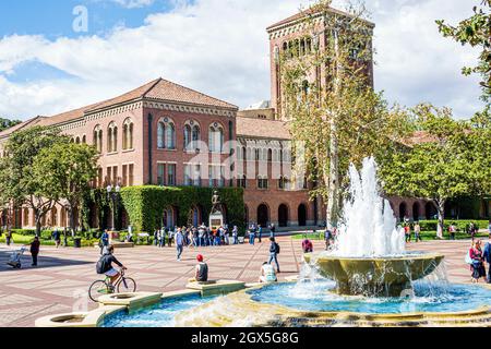 Los Angeles, Kalifornien, LA USC, Campus der University of Southern California, Hahn Central Plaza Bovard Verwaltungsgebäude, Studenten der Shumway Fountain Stockfoto