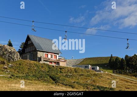 CHAMROUSSE, FRANKREICH, 23. September 2021 : die Schutzhütte "Pere Tasse", das erste Gebäude des Resorts, ist nun zu einem Restaurant in Höhenlage geworden. Stockfoto