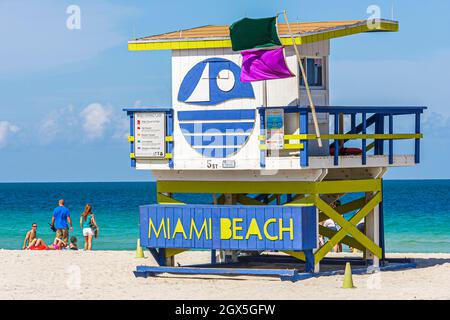 Miami Beach Florida, Atlantik Wasser öffentlichen Strand Rettungsschwimmer Stand Station, Warnflagge Flaggen lila grün gefährlich marine Leben Stockfoto