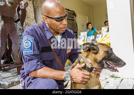 Miami Florida, Temple Israel, Bow Wow Palooza Interfaith Segnung der Tiere, FEMA Urban Search & Rescue, Black man männlichen Handler Service Hund halten Stockfoto