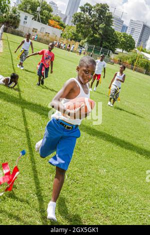 Miami Florida, Overtown Youth Center, Gemeinschaftsprogramm, Innenstadt Sommercamp Flagge Fußball, Schwarze männliche Jungen Kinder Kinder spielen laufen Stockfoto