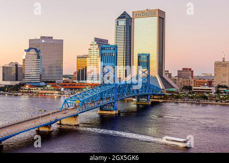 Jacksonville Florida, Saint St. Johns River, John Alsop Bridge, Main Street Bridge Jacksonville Landing, Skyline der Stadt Modas Gebäude Wasser Taxi Boot Stockfoto