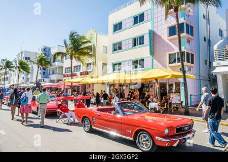 Miami Beach, Florida, Ocean Drive, Art déco-Wochenende, Festival-Oldtimer-Show, 1966 Ford Mustang, rotes Starlite-Hotel mit Cabriolet Stockfoto