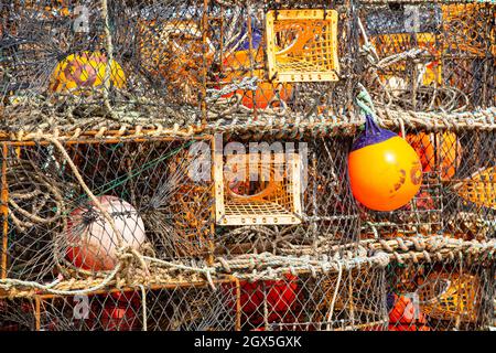 Ein Haufen Meeresfischen Krabbenhummer Töpfe auf dem Hafen. Stockfoto