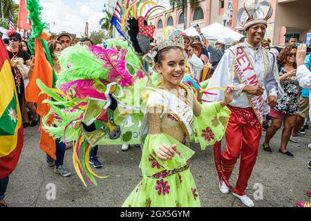 Miami Florida, Little Havana, Calle Ocho Carnaval, jährlicher Festivalkarneval, hispanischer Mann männliches Mädchen weibliche Kostüme Parade krewe Tänzer Königin König Stockfoto