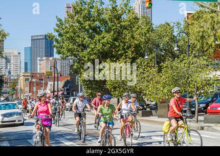 Atlanta Georgia, Auburn Avenue, Fahrradfahrer, Gruppenfahrradfahrer, Männer, Frauen, Männer, urbane Straße Stockfoto