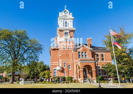 Georgia Lawrenceville, historisches Gwinnett County Courthouse, 1885 Uhrturm Architektur im romanischen Stil roter Backstein quadratischer Fahnenmast Stockfoto