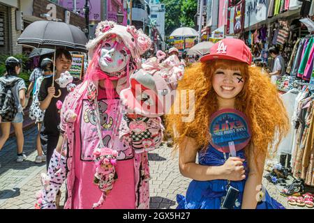 Tokio Japan, Harajuku Takeshita Dori Street, Einkaufsviertel Geschäfte Asiatische Teenager Teenager Teenager Jugendliche, Mädchen weiblich Cosplay tragen Kostüme japanische Freunde Stockfoto