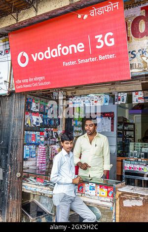 Mumbai Indien, Dharavi, Shahu Nagar Road, asiatische Männer für kleine Unternehmen, Vodafone-Geschäft, Smartphones Handys Hindi Englisch mehrsprachiger Kundenmanager Stockfoto