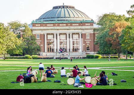 Illinois Urbana-Champaign, Campus der University of Illinois, asiatische Studenten, Teenager Teenager Jugendliche Jungen Mädchen spielen Schlagzeug Foellinger Auditorium Rasen Stockfoto