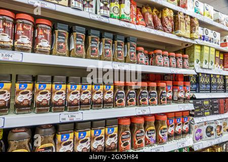 Porto Portugal, Boavista, Einkaufen Cidade do Porto, Markt Supermercado Froiz, Supermarkt Lebensmittelgeschäft Regale zeigen Verkauf Instant-Kaffee Nescafe Gläser Stockfoto