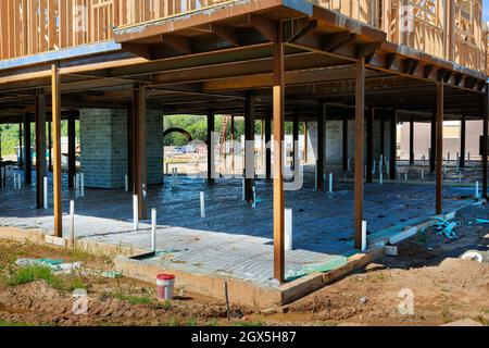 PVC-Abflussrohre in einem neuen Haus in der Fundamentplattenvorbereitung für Betonguss Stockfoto