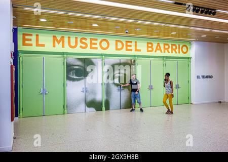 New York City, NY NYC Manhattan, Spanish Harlem, El Museo del Barrio, Kunst, Museumstheater, El Teatro Eingang, Mann Frau Paar Eintritt Stockfoto