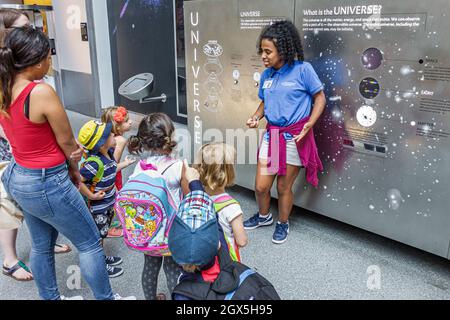 New York City Manhattan, American Museum of Natural History, Hayden Sphere Planetarium Cosmic Pathway Ausstellung, Schwarzes Mädchen Kinder Kinder Teenager Freiwillige Stockfoto